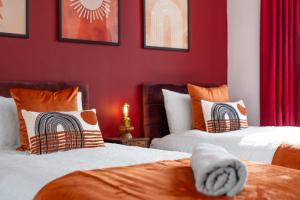 Free parking - 6 Bedroom Home