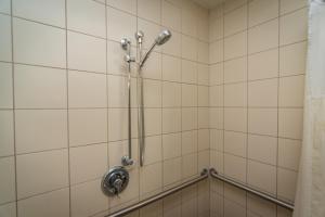 Queen Room - Disability Access - Roll in Shower room in Motel 6-Lakeland FL
