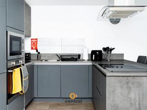 Castle Street by CENTRAL SERVICED APARTMENTS - Heart of City Centre - 2 x Double Bedrooms - Working Desk Spaces - Smart TVs inRooms - Close to Transport Routes - Fully Equipped