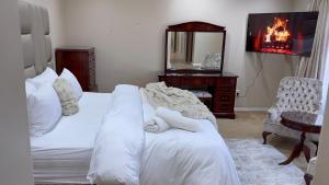 Elegant 5BR House with Pool, Gourmet Kitchen and Reliable Generator