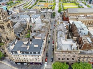 Castle Street by CENTRAL SERVICED APARTMENTS - Heart of City Centre - 2 x Double Bedrooms - Working Desk Spaces - Smart TVs inRooms - Close to Transport Routes - Fully Equipped