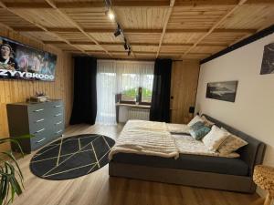 Jama Niedźwiedzia z widokiem na Giewont