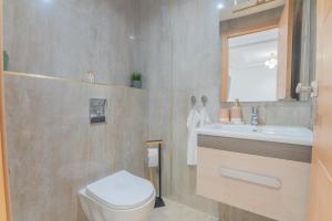 Apprt moderne avec Balcon- Haut founty, à 5min de la plage, Sefl CheckIn, Fiber Optic