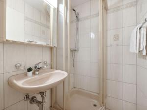 Apartment Regina Apt Golfblick by Interhome