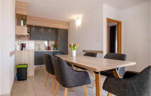2 Bedroom Cozy Apartment In Bibinje 