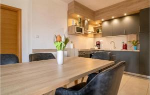 2 Bedroom Cozy Apartment In Bibinje 