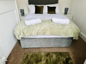 Spacious 3 BR House Near City Centre, University and QMC - Free Parking & Wi-Fi - Sleeps 6