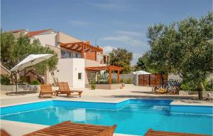 2 Bedroom Cozy Apartment In Bibinje
