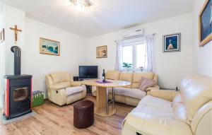 Beautiful Home In Jurdani With Wifi