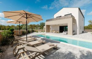 Stunning Home In Kras With Wifi