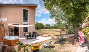 Maisons de vacances Gite des Rousseles - Climatisation, Spa, jardin : photos des chambres