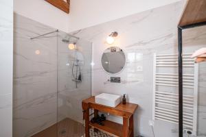 Maisons de vacances Gite des Rousseles - Climatisation, Spa, jardin : photos des chambres