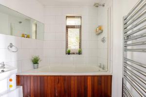 Charming Summerhouse Annexe in lush gardens in Fowey