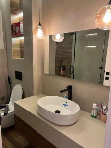 Luxurious Apt GC compound near airport