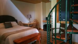 Deluxe Queen Room room in Lenroot Lodge
