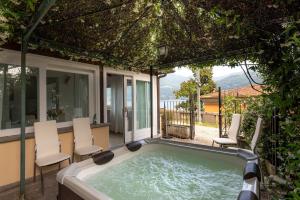 Luxury townhouse with panoramic Como lake views by Aura Luxury Collection