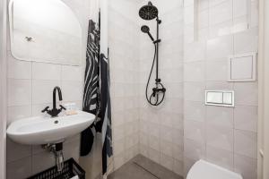 Old Town Square Black & White Studio by BookingHost