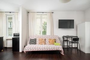 Old Town Square Black & White Studio by BookingHost