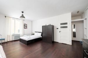 Old Town Square Black & White Studio by BookingHost