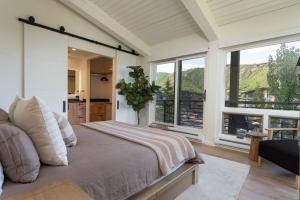 4 BR TRUE Ski-in & Out Stunning Views Pool HotTub