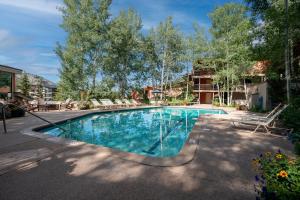 4 BR TRUE Ski-in & Out Stunning Views Pool HotTub
