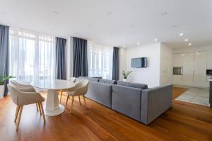 ВВВ! 13-1327 Diplomat Hall, Zhylianska 59, Kyiv centre, panoramic city view, 15 kW backup power, Petrovdom Apartment