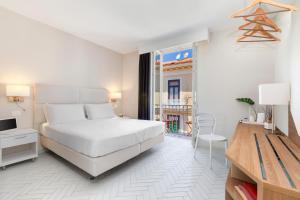 Deluxe Double or Twin Room with City View
