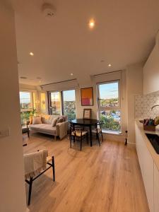 West Wimbledon, 2 Bedroom Luxury Stay, Gym, Free Parking