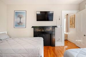 Witch City Retreat with Tiki Bar in Downtown Salem