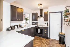 Cottage By Canal and Centre By Cheshire Escapes