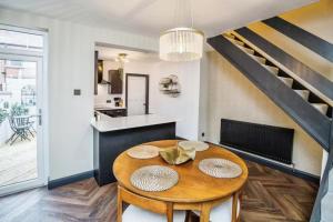 Cottage By Canal and Centre By Cheshire Escapes