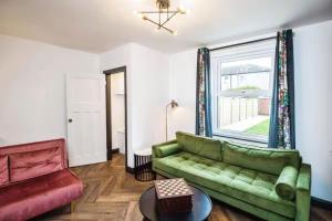 Cottage By Canal and Centre By Cheshire Escapes