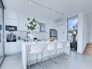 Villa Limni Dyo - Luxurious Contemporary 3 Bedroom Villa With Sea Views And Hot