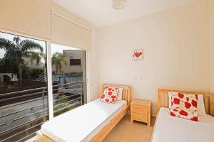 Villa Dafnis Sunshine - Modern 3 Bedroom Central Protaras Villa With Pool