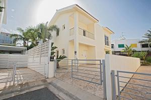Villa Dafnis Sunshine - Modern 3 Bedroom Central Protaras Villa With Pool