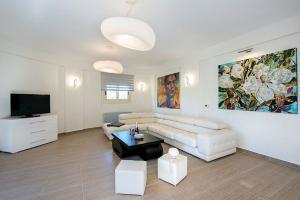 Contemporary Corfu Retreat 3 Bedrooms Villa Girasole Artful Decor