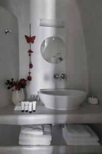 Finikia -Foinikia - Luxury Cave - A Wonderful 2 Bedroom Villa - Hot Tub