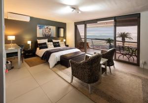 Beach2Anchor, Beachfront 4 bedroom condo with Jacuzzi