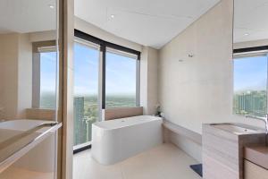 Exceptional high floor 3bed apartment by Suiteable