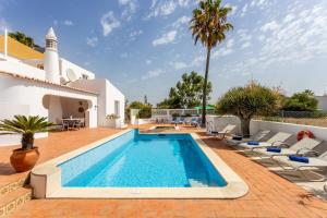 Superb Carvoeiro Villa Villa Alegria Do Sul 7 Bedrooms Perfect For Larger Groups - 4hvězdičkové hotely ve městě Porches