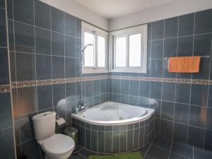 Villa Mesogi Seafront, Stunning 4Bdr Fontline Protaras