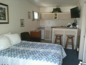 Queen Room with Kitchen room in Bishop Village Motel