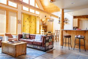 Relaxing 3 bedroom, 2 bathroom comfortable Running Y chalet
