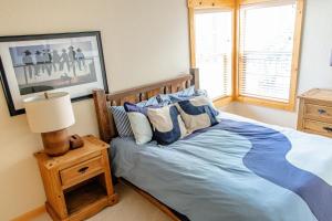 Relaxing 3 bedroom, 2 bathroom comfortable Running Y chalet