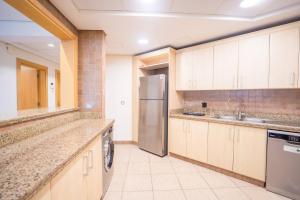 Premium 4BR Apt Pool Palm Beach Club Dubai