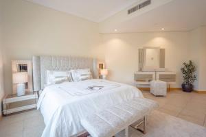 Premium 4BR Apt Pool Palm Beach Club Dubai