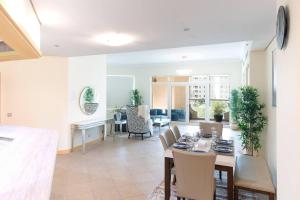 Dubai The Palm 4BR Beach & Pool Access w Early Check In 1 PM and Late Check Out 6 PM