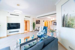 Dubai The Palm 4BR Beach & Pool Access w Early Check In 1 PM and Late Check Out 6 PM