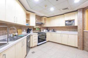 Dubai The Palm 4BR Beach & Pool Access w Early Check In 1 PM and Late Check Out 6 PM