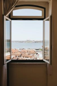 Bed in 10-Bed Dormitory Room with River View room in Lisb'on Hostel